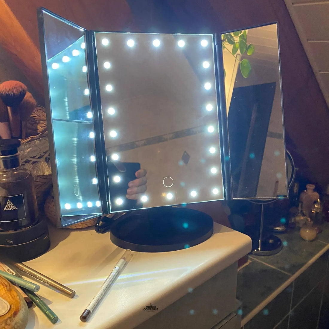 Miroir grossissant 3 faces dans une salle de bain