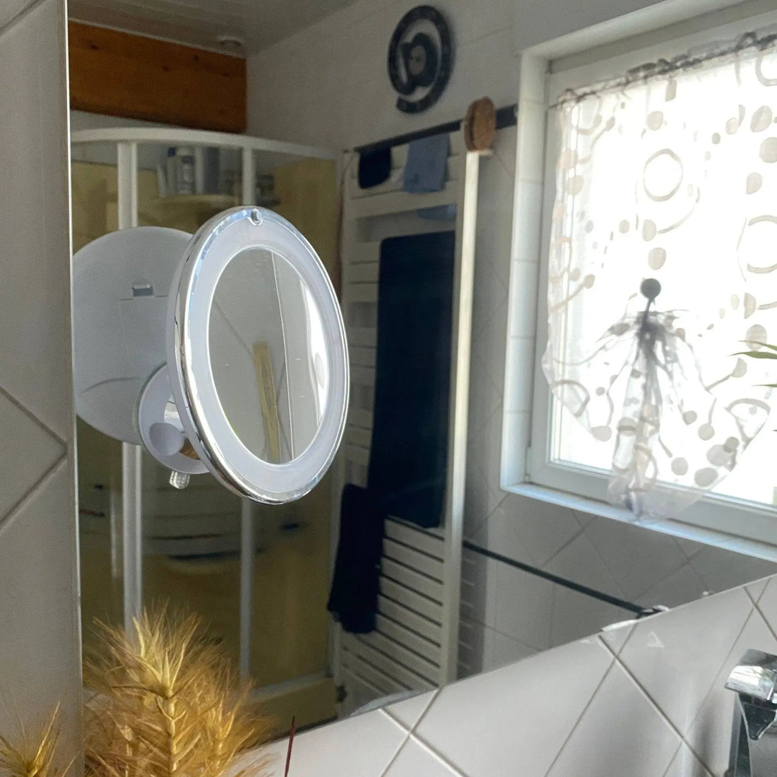 Miroir grossissant X10 fixé par ventouse sur miroir dans salle de bain