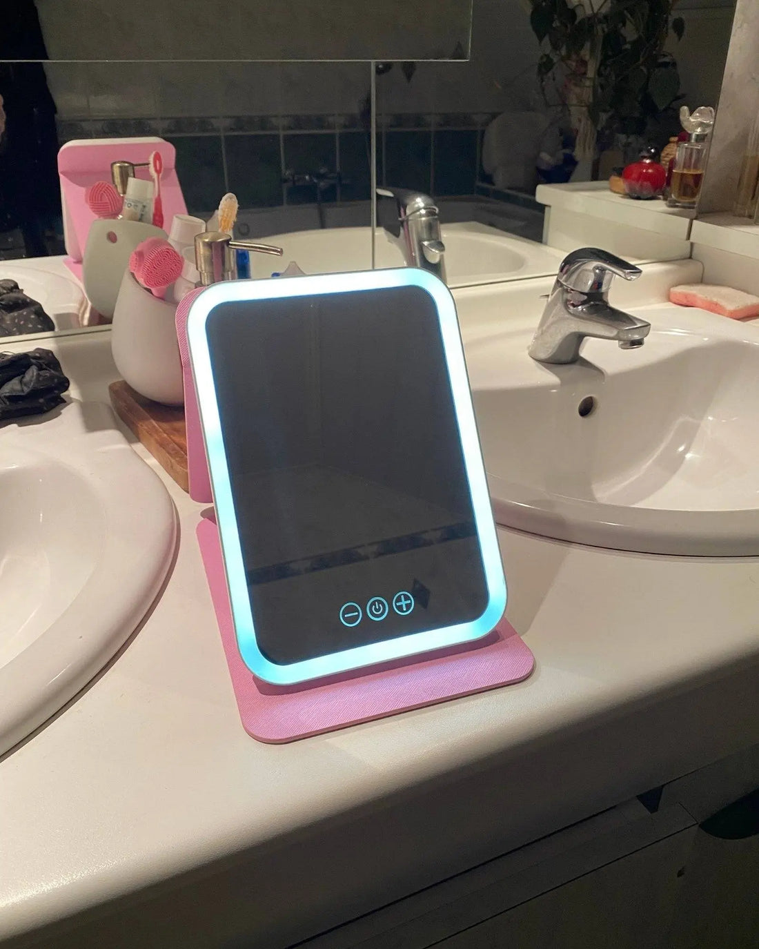 miroir de maquillage LED posé sur un lavabo de salle de bain